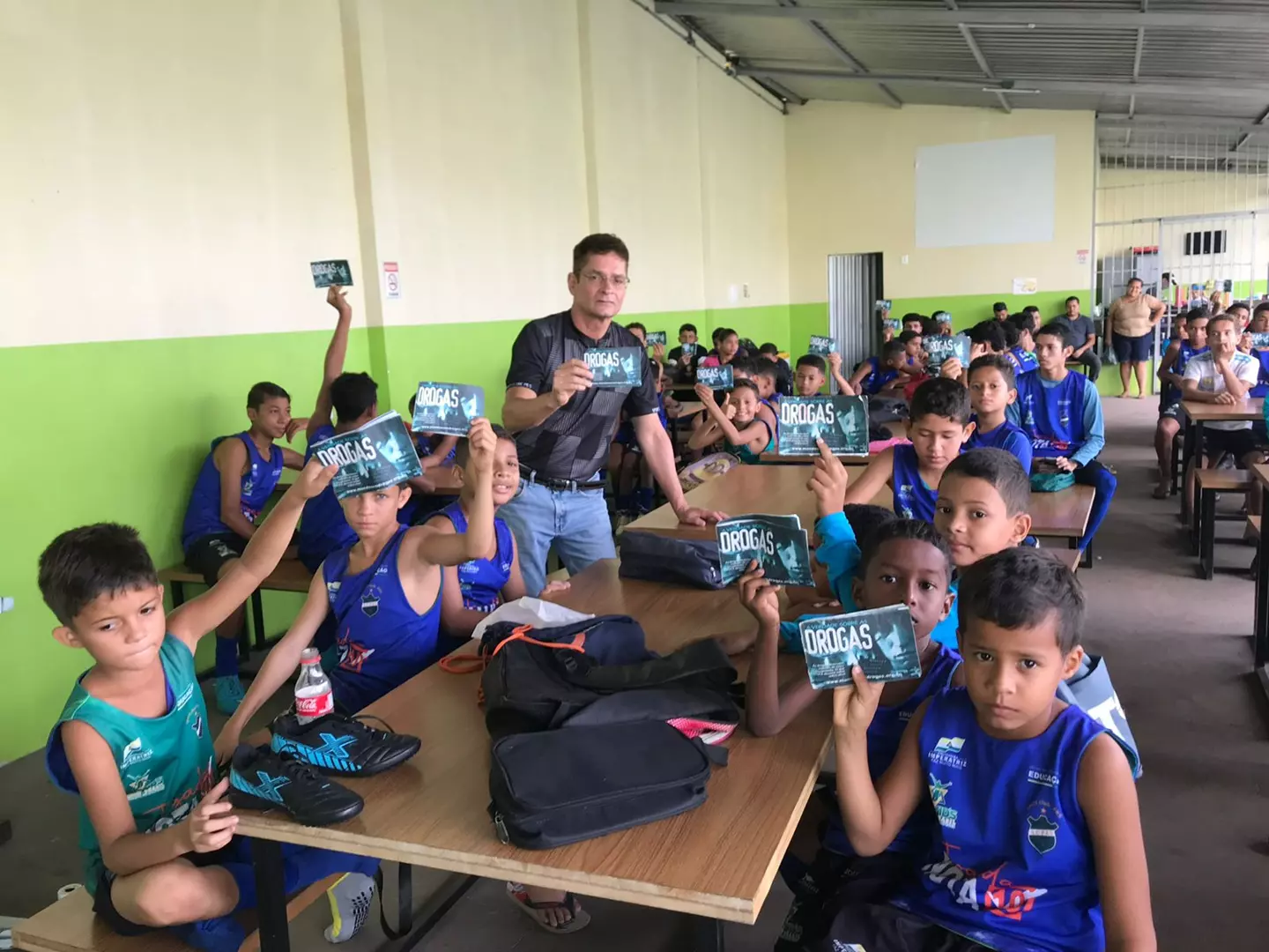 Pr. Adivando Juniro Entregando panfletos de informacoes contra as Drogas.